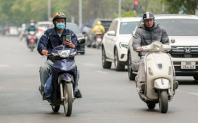 Dùng điện thoại khi lái xe máy có thể gây chết người, phạt 800 nghìn là quá nhẹ