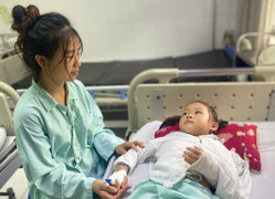 Bé ngã từ mái nhà, nguy cơ mất cánh tay, cha mẹ nghèo ôm con cầu cứu khắp nơi