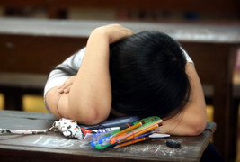 Cha mẹ cưỡng ép con học tập quá sức có thể bị phạt 10 triệu đồng