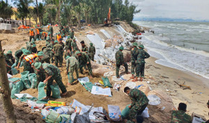 Chạy đua thời gian 'vá' bờ biển ở Đà Nẵng trước thềm bão số 13 đổ bộ