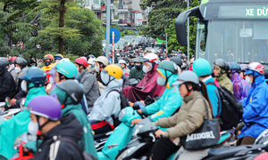 Cấm một chiều cầu Long Biên, dòng xe đổ dồn sang cầu Chương Dương gây kẹt cứng