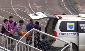 Cầu thủ co giật trên sân, đi cấp cứu giữa trận đấu