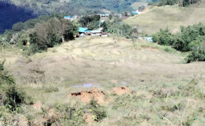 Quả đồi gần làng xuất hiện vết nứt gãy, sẵn sàng di dời dân nếu trời mưa