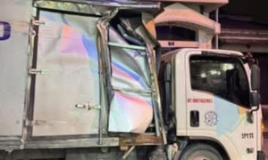 Xe tải mất lái, đâm vỡ tường nhà dân và tông loạt phương tiện trong ngõ Hà Nội