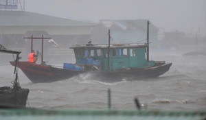 Bão số 13 Kalmaegi mạnh lên cấp 14, có thể đánh đắm tàu trọng tải lớn