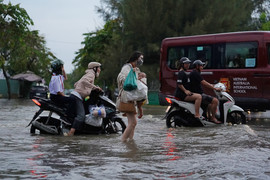 Triều cường 'nhấn chìm' đường TP.HCM, phụ huynh bì bõm đón con giờ tan trường