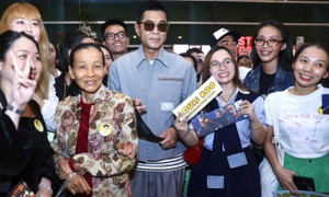 Hồng Kim Bảo ngồi xe lăn, Cổ Thiên Lạc được fan vây kín khi tới Việt Nam