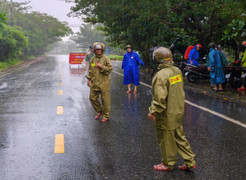 Dân Quảng Ngãi thuê khách sạn tránh bão, Đà Nẵng cấm người lên Sơn Trà