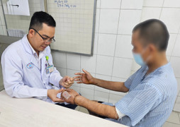 3 kíp bác sỹ phẫu thuật suốt 12 tiếng, cứu người bị chém đứt lìa 2 bàn tay