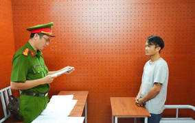 Khởi tố người đàn ông chống đối kiểm tra nồng độ cồn, tự đập đầu vào kính 