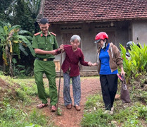 Bộ đội, công an dồn toàn lực sơ tán dân đến nơi an toàn trước thềm bão số 13