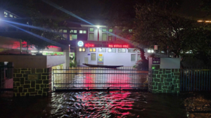 Nhu yếu phẩm và hơn 2.000 trang phục được trao tận tay đồng bào Huế