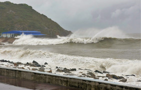 Rùng mình sóng biển gần chục mét ở Gia Lai, Đắk Lắk trước khi bão Kalmaegi đổ bộ