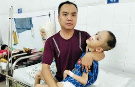 Cha đơn thân bền bỉ bên con trai 10 tuổi chống chọi bệnh não úng thủy