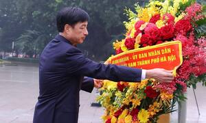 Bí thư Hà Nội dâng hoa tại tượng đài Lênin kỷ niệm Cách mạng Tháng 10 Nga
