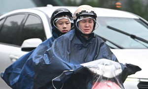 Hà Nội mờ sương, đặc bụi, người dân khổ sở đi làm