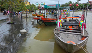 Phố cổ Hội An mở cửa trở lại sau trận lụt lịch sử