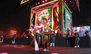 'Con đĩ đánh bồng' tái hiện trong đêm khai mạc Festival Thăng Long – Hà Nội 2025