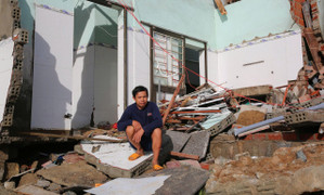 Cảnh đổ nát ở những ngôi làng ven biển Quảng Ngãi sau bão số 13 