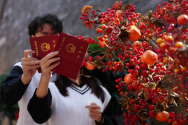 Đám cưới kiểu mới ở Trung Quốc: Trong quán bar, ga tàu và giữa đỉnh núi tuyết