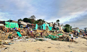 Ngư dân làng chài Gia Lai, Đắk Lắk đắng cay nhìn tài sản bay theo bão Kalmaegi