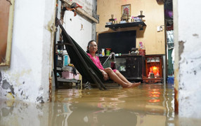 Triều cường đạt đỉnh lịch sử, người dân TP.HCM vật lộn trong biển nước