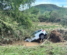 Đắk Lắk: Thủy điện xả lũ đúng lúc bão đổ bộ, cả xã chìm trong biển nước