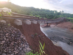 Đường sắt bị sạt lở do bão Kalmaegi, nhiều chuyến tàu dừng khai thác