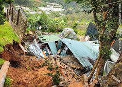 Sập taluy cao 5 mét ở Đà Lạt, đất đá vùi lấp nhà cửa bên dưới