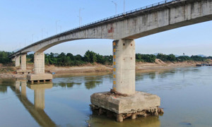 Thủ tướng: Tính phương án xây dựng cầu Sông Lô mới trong điều kiện khẩn cấp