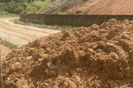 Quảng Ngãi: Sau tiếng nổ lớn, đất đá trút ào ạt xuống đường dẫn vào làng du lịch