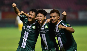 Cựu tuyển thủ U23 Việt Nam tỏa sáng giúp á quân giải Hạng Nhất thắng trận