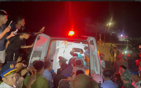 Dân đảo Lý Sơn vui mừng đón 2 người sống sót kỳ diệu sau 2 ngày trôi trên biển