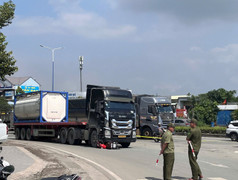 Ba người trong gia đình tử vong sau va chạm với xe container ở TP.HCM