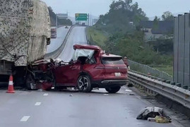 Ô tô va chạm với xe đầu kéo trên cao tốc ở Thanh Hóa, 4 người thương vong