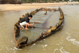 Cận cảnh tàu cổ 'lộ thiên' ven bờ biển Hội An sau mưa bão 