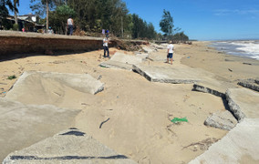 Cận cảnh sóng đánh tan nát tuyến đường dân sinh ven biển Quảng Ngãi