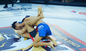 Võ sĩ Trung Quốc đấm nhầm đồng đội, đấu hòa bộ đôi Việt Nam-Brazil