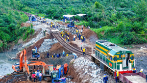 Đường sắt tan hoang sau bão Kalmaegi: Công nhân làm ngày đêm để sớm thông tuyến