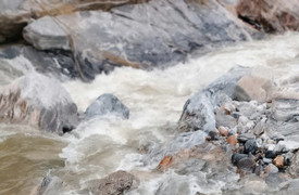 5 học sinh tắm suối khi thủy điện xả nước, 2 em bị cuốn mất tích