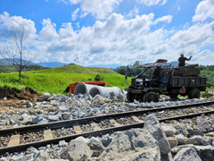 Đường ray sạt lở sâu 9m, ngành đường sắt quyết thông tuyến trong ngày mai