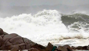 Bão số 14 Fung-Wong duy trì cấp 13 'quần thảo' Biển Đông, biển động dữ dội