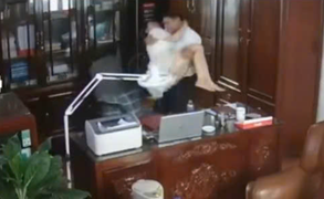 Người đàn ông 'thân mật' với nhiều phụ nữ ở phòng làm việc: Trường báo cáo gì?