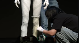 Quá giống người thật, robot Iron bị cắt da để chứng minh