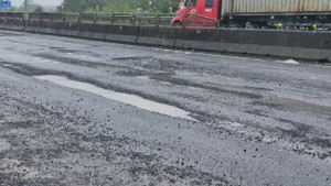 Quốc lộ 1 đoạn qua Huế - Quảng Trị hỏng tan tác sau đợt mưa lũ lịch sử 