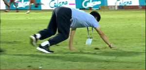 HAGL thoát thua, ông Vũ Tiến Thành bò trên sân