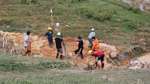 Khoan, bơm hóa chất cứu đập nước 1,7 triệu m3 ở Lâm Đồng