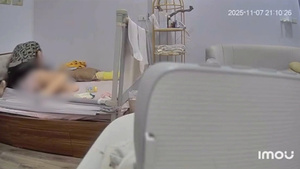 Clip mẹ chồng đánh con dâu trước mặt 2 trẻ, chồng bất lực khiến dân mạng bức xúc