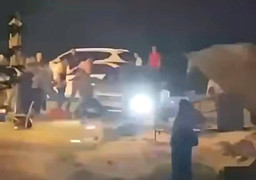 Nghi vấn tài xế bị nhóm người tấn công vì quay cảnh đốt pháo không chịu xoá clip