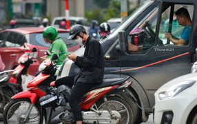 Dùng điện thoại di động khi dừng đèn đỏ có bị xử phạt?